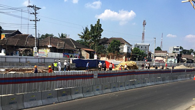 Tempat kejadian Land Rover berplat nomor Australia yang terguling di Proyek Underpass Kentungan, Yogyakarta. Foto: Arfiansyah Panji Purnandaru/kumparan