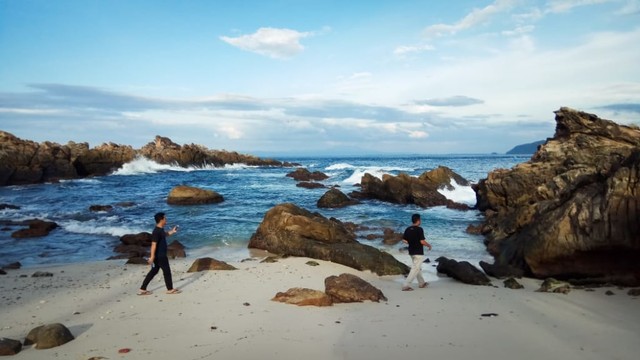 Sensasi Menjelajah Ke Ujong Eumpee Pantai Batu Cadas Di