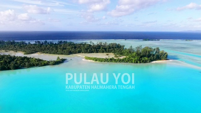 Pertemuan antara laut dan telaga di Pulau Yoi, Halmahera Tengah, Maluku Utara. Foto: Sofyan Daud/Garasi Genta.