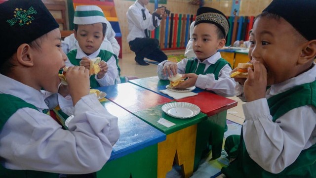 Sejumlah pelajar taman kanak-kanak RA Muslimat NU Masyithoh 09 Pringlangu mempraktekkan cara membuat makanan sarapan di Pekalongan, Jawa Tengah. Foto: ANTARA FOTO/Harviyan Perdana Putra