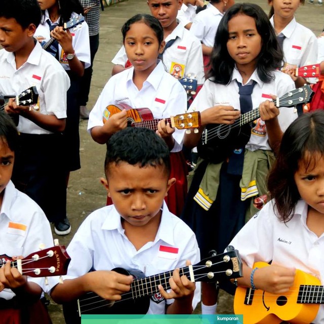 Sejumlah siswa SD memainkan alat musik ukulele saat peluncuran program 'Ukulele Masuk Sekolah' di SD Inpres 42 Ambon, Desa Amahusu, Ambon, Maluku. Foto: ANTARA FOTO/izaac mulyawan