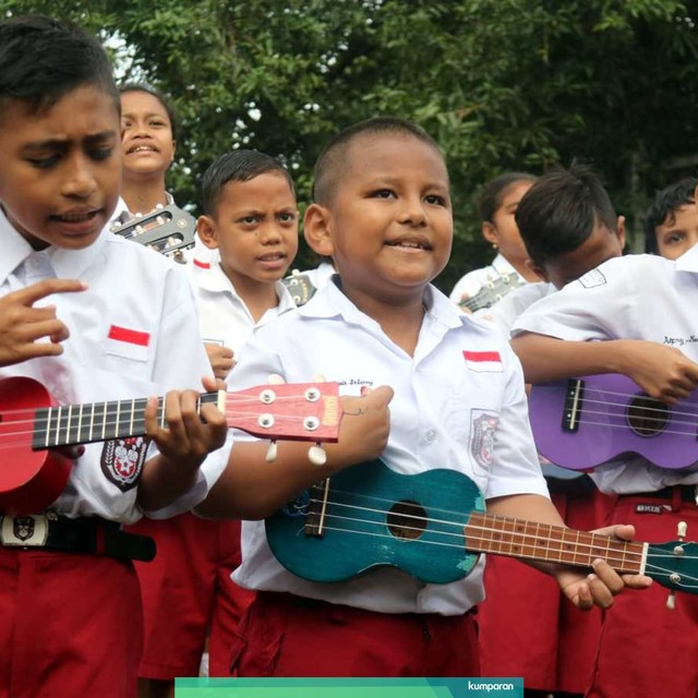 Sejumlah siswa SD memainkan alat musik ukulele saat peluncuran program 'Ukulele Masuk Sekolah' di SD Inpres 42 Ambon, Desa Amahusu, Ambon, Maluku. Foto: ANTARA FOTO/izaac mulyawan