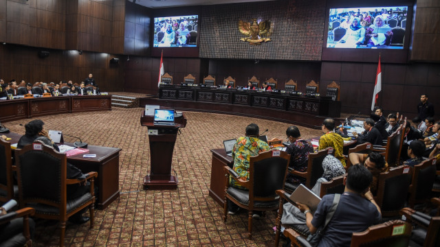 Ketua Mahkamah Konstitusi Anwar Usman (tengah) bersama Majelis Hakim Mahkamah Konsititusi (MK) Arief Hidayat (kanan) dan Enny Nurbaningsih (kiri) memimpin sidang lanjutan sengketa hasil Pemilu Legislatif 2019 di gedung MK, Jakarta, Selasa (23/7). Foto: ANTARA FOTO/Muhammad Adimaja