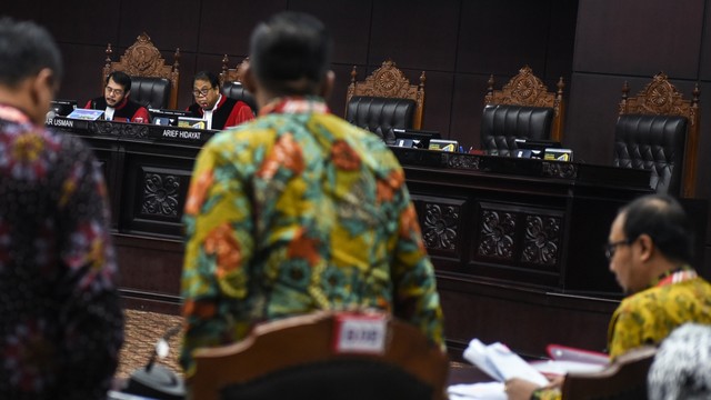 Ketua Mahkamah Konstitusi Anwar Usman (kiri) bersama Majelis Hakim Mahkamah Konsititusi (MK) Arief Hidayat (kanan) memimpin sidang lanjutan sengketa hasil Pemilu Legislatif 2019 di gedung MK, Jakarta, Selasa (23/7). Foto: ANTARA FOTO/Muhammad Adimaja