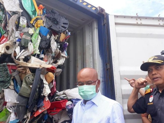 Dasmond saat meninjau beberapa bagian kontainer yang isinya diduga hilang. (Foto: Yogi/Batamnews)