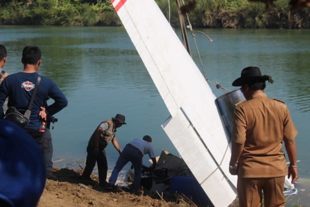 Bangkai pesawat Cessna yang jatuh di Sungai Cimanuk, Desa Lamarantarung, Kecamatan Cantigi, Kabupaten Indramayu berhasil diangkut. (Naafis)