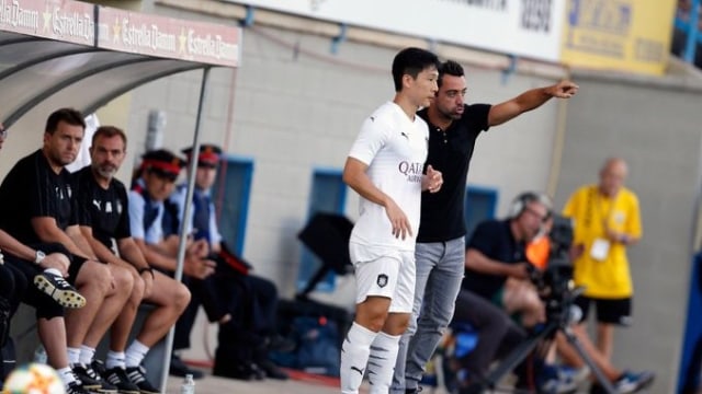 Xavi saat memberikan instruksi kepada pemainnya di laga debutnya sebagai pelatih. Foto: Dok. Al Sadd