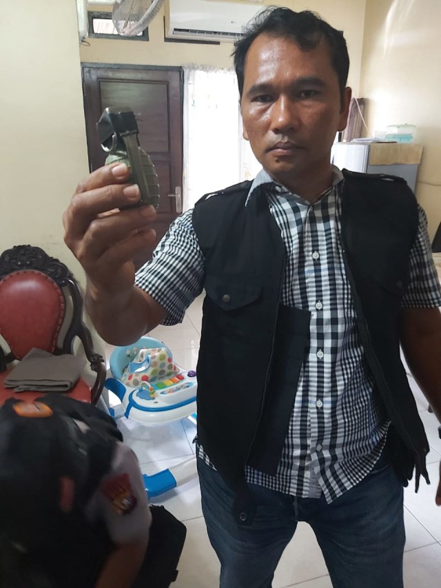 GRANAT tangan dijumpai di rumah yang menjadi lokasi penggerebekan dan tembak-menembak antara pecatan polisi, Satriandi, dengan Resmob Polda Riau, Selasa pagi, 23 Juli 2019. 