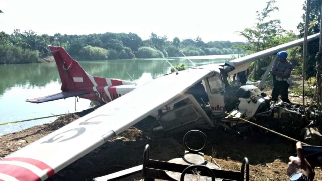 Proses evakuasi bangkai Cessna di Sungai Cimanuk Indramayu. Foto: Dok. Polsek Cantigi