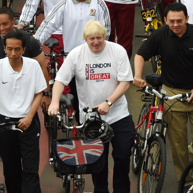 Presiden Indonesia Joko Widodo (kiri), Walikota London Boris Johnson (tengah) dan Gubernur Jakarta Basuki Tjahaja Purnama alias Ahok (kanan) saat CFD di Jakarta pada 30 November 2014. Foto: AFP/ADEK BERRY