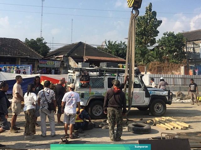 Evakuasi Land Rover di proyek underpass Kentungan. Foto: Arfiansyah Panji Purnandaru/kumparan