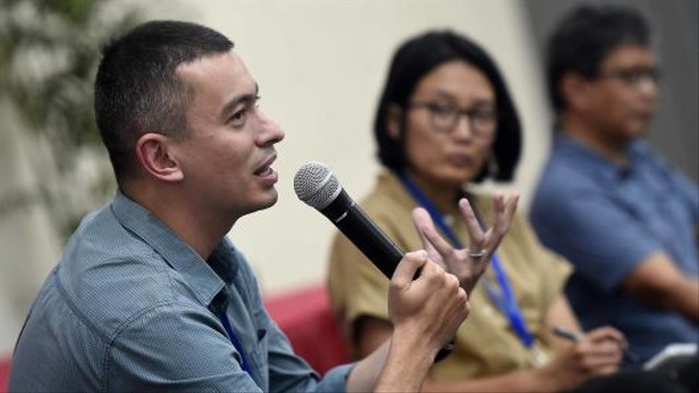 Wakil Ketua DPW PSI DKI Jakarta Rian Ernest (kiri) menyampaikan materi saat diskusi di Aula Gedung Penunjang Merah Putih KPK, Jakarta, Selasa (23/7). Foto: ANTARA FOTO/M Risyal Hidayat