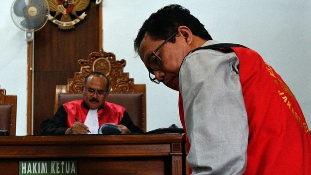 Terdakwa kasus dugaan penghilangan barang bukti pengaturan skor, Joko Driyono (kanan) menjalani sidang putusan di Pengadilan Negeri Jakarta Selatan, Jakarta, Selasa (23/7/2019). Foto: ANTARA/Sigid Kurniawan