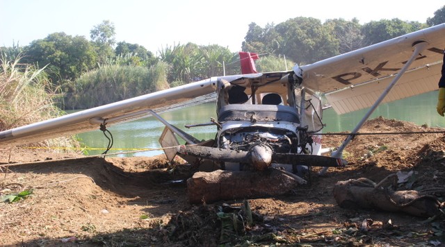 Pesawat latih Cessna 172 yang jatuh di Sungai Cimanuk, Kabupaten Indramayu, diterbangkan oleh dua siswa sekolah penerbangan Angkasa Aviation Academy (AAA) tanpa instruktur. (Nafis)