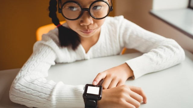 Ilustrasi anak memakai smart watch