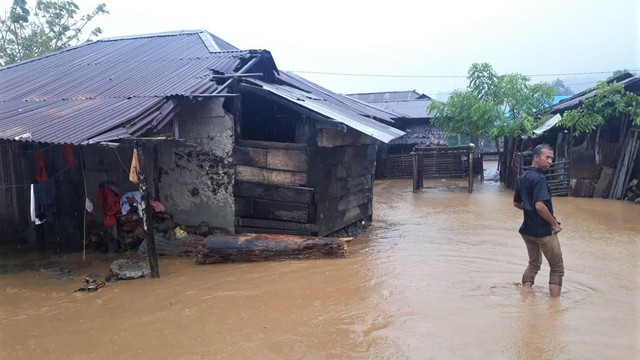 Desa Doro di Gane Barat, Halmahera Selatan, terdampak gempa beberapa waktu lalu. Kini banjir melanda desa itu setelah hujan lebat turun sejak Selasa pagi (23/7) hingga air sungai meluap.