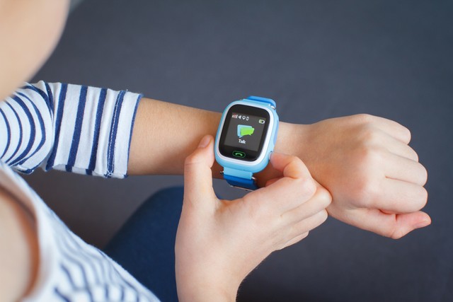 Ilustrasi anak memakai smart watch Foto: Shutterstock