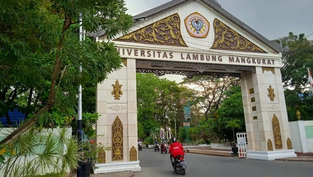 Pintu gerbang Universitas Lambung Mangkurat (ULM) Banjarmasin. Foto: dok Donny Muslim/banjarhits.id