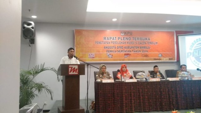 Penetapan anggota DPRD terpilih oleh KPU Kabupaten Mamuju. Foto: Awal Dion