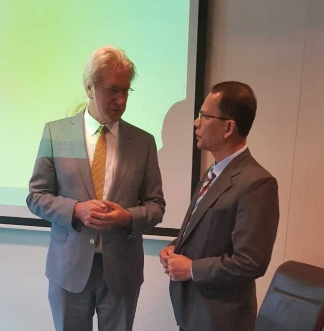 com-Kepala Badan Karantina Pertanian, Ali Jamil, PhD dan Kepala Otoritas Karantina Belanda, Benno Slot saat berdiskusi tentang teknologi Bio-Sensing di Amsterdam, Belanda (23/7). Foto: Dok. Barantan RI