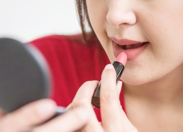 Ilustrasi mengaplikasikan riasan bibir Foto: Shutterstock