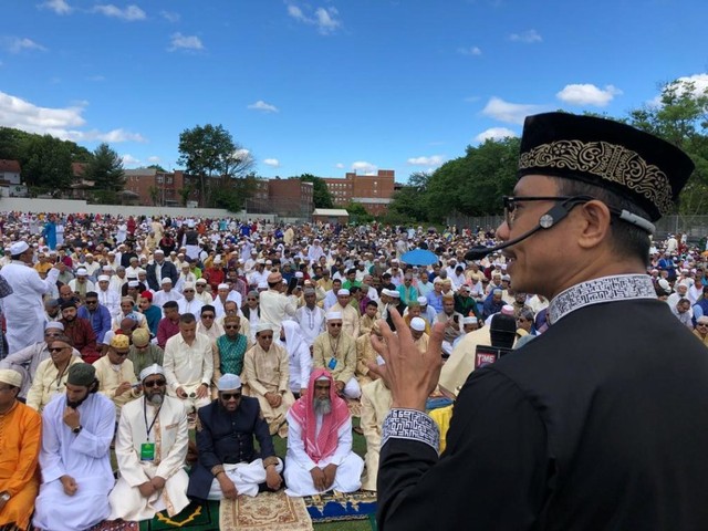 Khutbah Idul Adha tahun 2018 di kota New York. Salah satu jemaah terbesar di Amerika. Lebih 10.000 jemaah memadati lapangan sekolah Jamaica Queens, NYC. Foto: Dok. Shamsi Ali