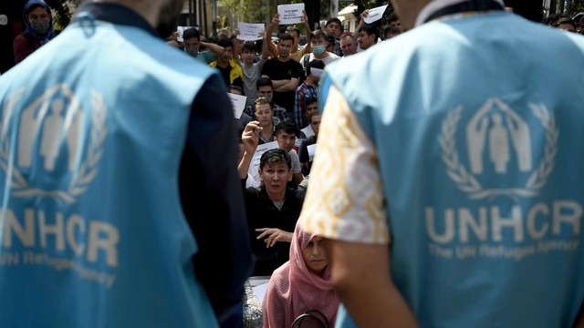 Perwakilan dari petugas dari kantor Badan Komisi Tinggi PBB untuk pengungsi (UNHCR) menemui pencari suaka sebelum dipindahkan dari trotoar kawasan Kebon Sirih, Jakarta, Kamis (11/7/2019). Foto: ANTARA FOTO/M Risyal Hidayat