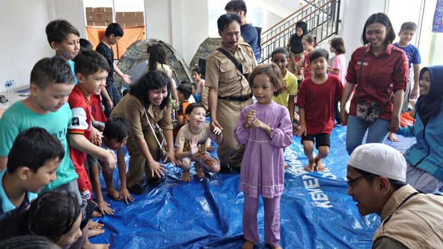 Aktivitas anak-anak imigran saat berada di tempat penampungan sementara di Kalideres, Jakarta, Jumat (12/7/2019). Foto: Prabarini Kartika/kumparan