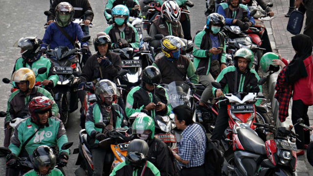 Suasana Ojek Online yang mengambil penumpang di Stasiun Palmerah, Jakarta, Rabu (24/7). Foto: Iqbal Firdaus/kumparan
