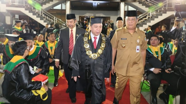 Gubernur Kalsel Sahbirin Noor (kanan) saat menghadiri wisuda Uniska Banjarmasin, Selasa 23 Juli 2019. Foto: Humpro Kalsel
