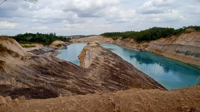 Lubang tambang batu bara tanpa reklamasi di Kecamatan Cintapuri Darussalam, Kabupaten Banjar, Kalsel. Foto: Donny Muslim/banjarhits.id