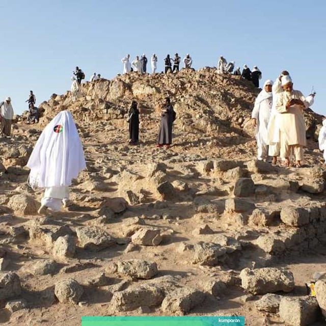 Sejumah jemaah mendaki bukit Rumat, tempat perang Uhud di Madinah. Foto: Denny Armandhanu/kumparan