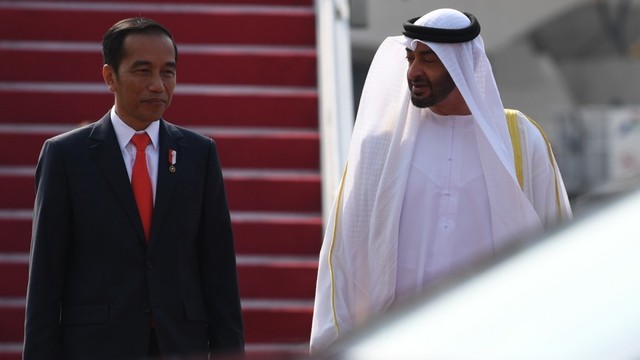 Presiden Joko Widodo berbincang dengan Putra Mahkota Abu Dhabi Sheikh Mohamed Bin Zayed Al Nahyan saat kunjungan kenegaraan di Bandara Soekarno Hatta, Banten, Rabu (24/7). Foto: ANTARA FOTO/Wahyu Putro A