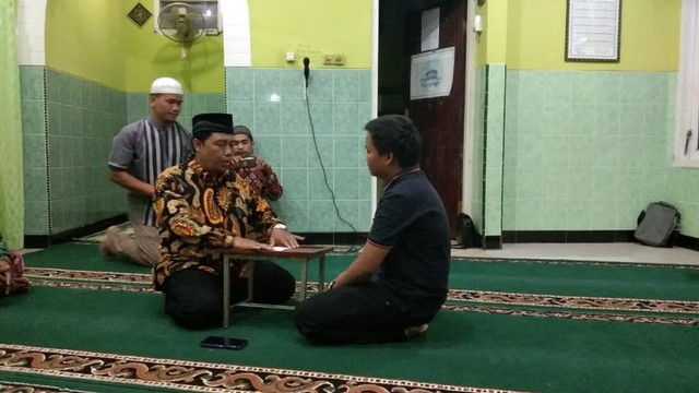 Alfonsus Kurniawan Ardhitya, memutuskan untuk memeluk agama Islam di Musala Al-Iman, Mejasem, Kabupaten Tegal, Selasa (23/7). (Foto: Reza Abineri)