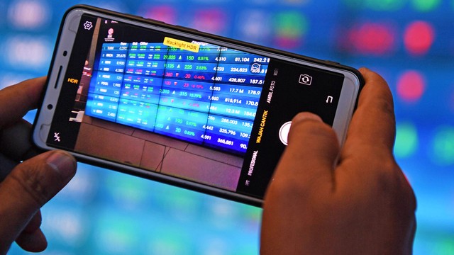 Investor memantau pergerakan Indeks Harga Saham Gabungan (IHSG) melalui ponsel. Foto: ANTARA FOTO