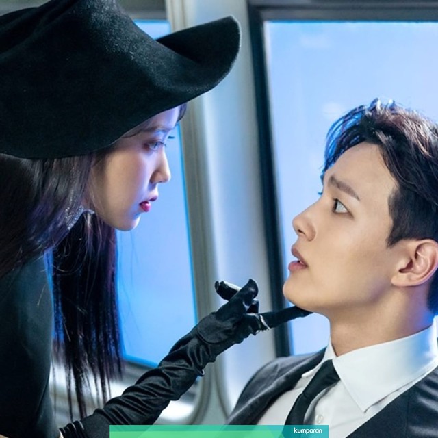 IU (kiri) dan Yeo Jin Goo dalam 'Hotel Del Luna'. Foto: tvN