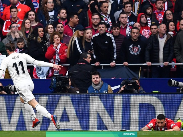 Gareth Bale merayakan golnya untuk Real Madrid. Foto: AFP/Gabriel Bouys