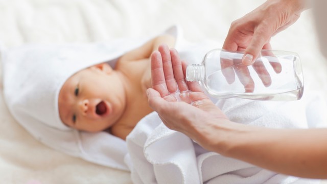 ilustrasi pijat bayi dengan minyak Foto: Shutterstock