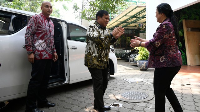 Putri Ketua Umum PDI Perjuangan Megawati Soekarnoputri, Puan Maharanimenyambut kedatangan Ketua Umum Partai Gerindra Prabowo Subianto (tengah) di kediaman Jalan Teuku Umar, Jakarta, Rabu (24/7). Foto: ANTARA FOTO/Puspa Perwitasari