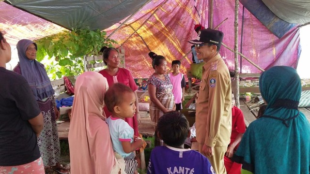 Wakil Bupati Iswan Hasyim, saat berdialog dengan warga korban gempa di Desa Kukupang. Foto:  istimewa