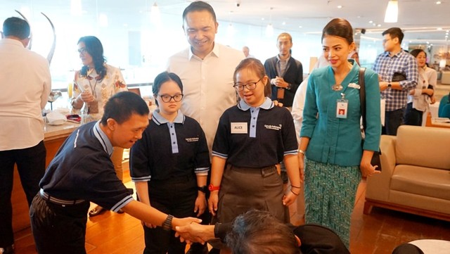 Garuda Indonesia saat memberikan pelatihan kerja untuk anak penyandang down syndrome. Foto: Dok. Garuda Indonesia