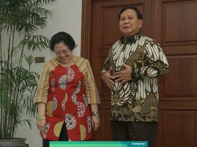 Prabowo Subianto (kanan)  bertemu dengan Megawati Soekarnoputri (kiri) di kediaman Jalan Teuku Umar, Jakarta. Foto: Iqbal Firdaus/kumparan