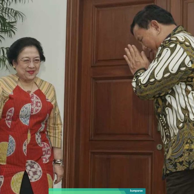 Prabowo Subianto (kanan) berikan salam kepada Megawati Soekarnoputri (kiri) di kediaman Jalan Teuku Umar, Jakarta. Foto: Iqbal Firdaus/kumparan