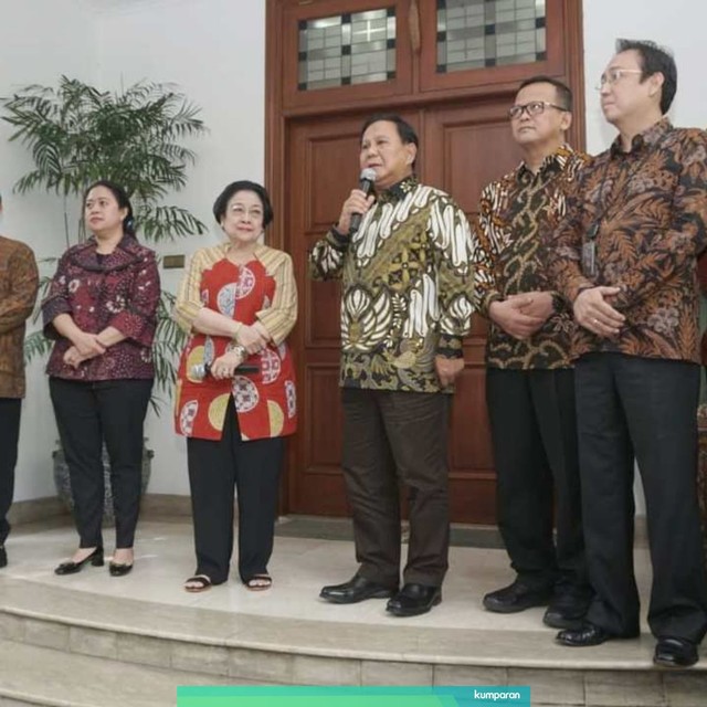Prabowo Subianto (keempat kanan) bertemu dengan Megawati Soekarnoputri (keempat kiri) di kediaman Jalan Teuku Umar, Jakarta. Foto: Iqbal Firdaus/kumparan