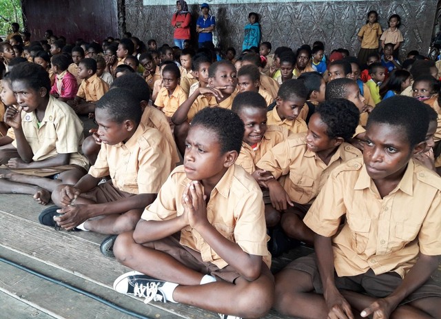 Anak sekolah dasar di Kabupaten Asmat, Papua. (Foto Abdel)