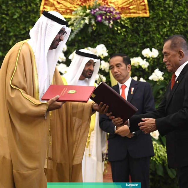 Presiden Joko Widodo (kedua kanan) bersama Putra Mahkota Abu Dhabi Sheikh Mohamed Bin Zayed Al Nahyan (kedua kiri) menyaksikan pertukaran perjanjian kerjasama di Istana Bogor, Jawa Barat. Foto: ANTARA FOTO/Akbar Nugroho Gumay