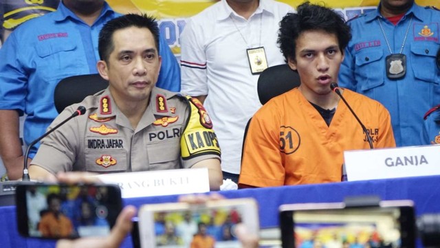 Aktor Jefri Nichol (kanan) saat dihadirkan di Rilis Narkoba dengan barang bukti Ganja di Polres Jakarta Selatan. Foto: Ronny