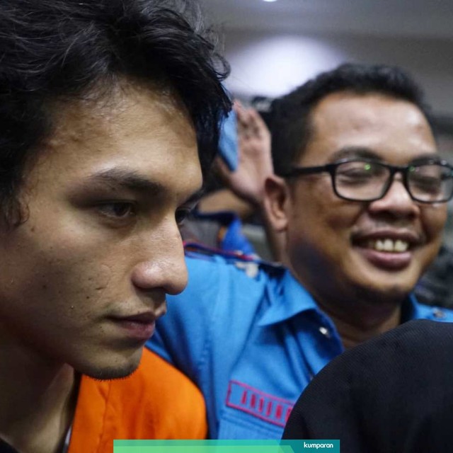 Aktor Jefri Nichol (kiri) saat dihadirkan di Rilis Narkoba dengan barang bukti Ganja di Polres Jakarta Selatan. Foto: Ronny