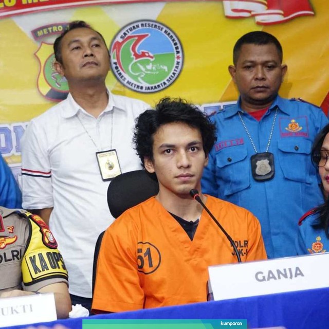 Aktor Jefri Nichol (tengah) saat dihadirkan di Rilis Narkoba dengan barang bukti Ganja di Polres Jakarta Selatan. Foto: Ronny