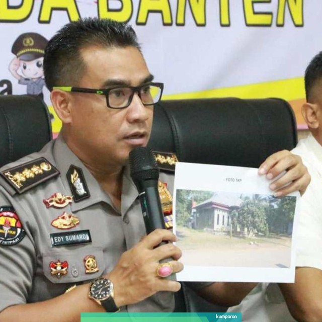 Kabid Humas Polda Banten, Kombes Edi Sumardi menunjukkan foto tanah wakaf. Foto: Dok. Polda Banten